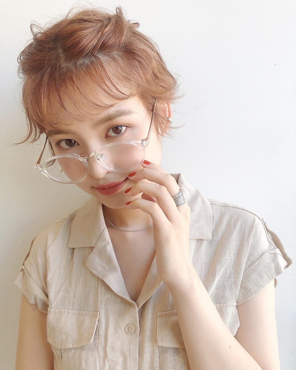 前髪を軽く散らしたウェーブ感あるショートヘアの横顔ショット