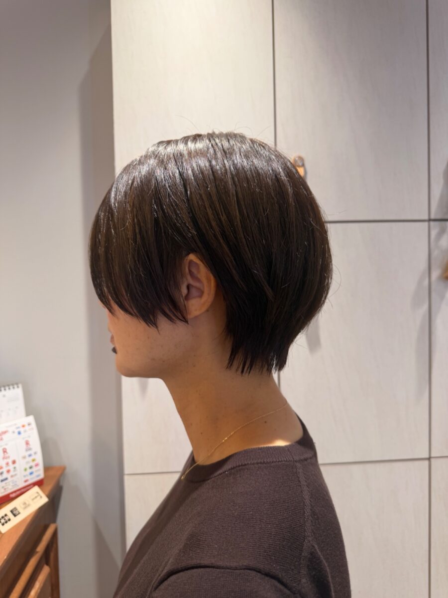 艶やかな黒髪でつくる多毛さん向けすっきり丸みショートボブ